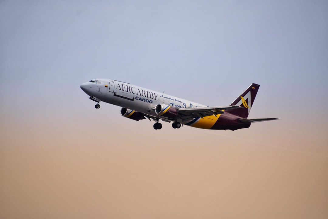 AercaribeCargo's tweet photo. ✈️💪🏻 En este jueves de #TBT compartimos una de las mejores aproximaciones de nuestra flota Boeing 737-400F al Aeropuerto Internacional El Dorado con un espectacular atardecer en la capital colombiana. #VolamosPorTuCarga ✈️

📸 @aeroermo ✈️ https://t.co/kY4S55Pqi5