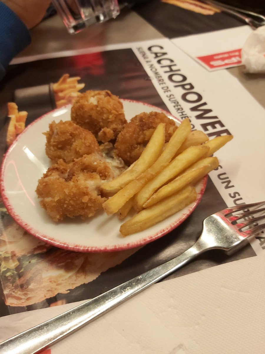 Beirubio's tweet photo. @vips Vas a cenar con tus hijas y al traer su cena, unas croquetas, ni platos les trajeron. Al pedirlos responden con un si, si, si y no volvieron ni llamando a las camareras. Una vergüenza que mi hija tuviera que cenar en el plato donde traen los sobres de ketchup. https://t.co/ZIRMc9bima