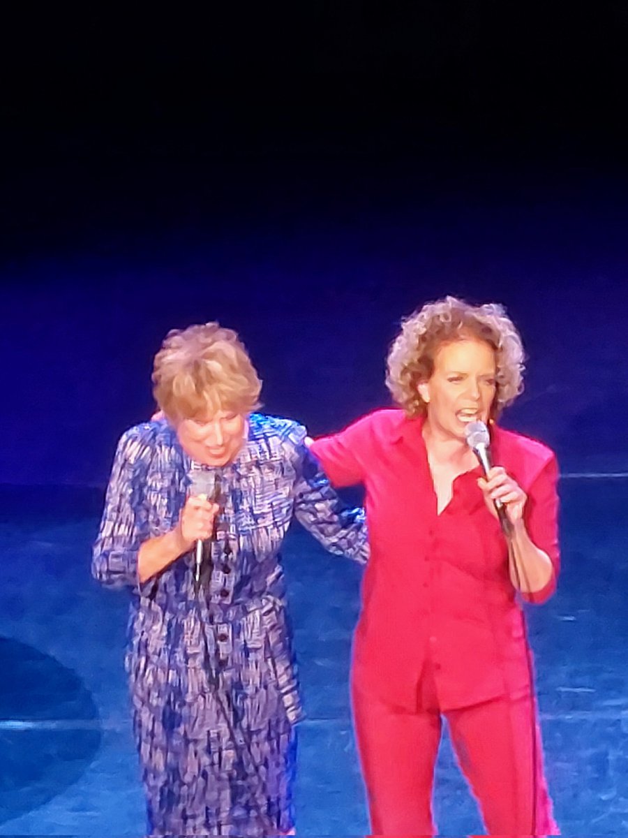 dewolters's tweet photo. Wat een buitengewoon prachtige, humoristische en ontroerende show met Kaandorp en Arean. Het betere Nederlandse lied in optima forma. Oftewel 60 en 40 jaar theaterervaring op een podium. #aanrader #moetjezien #tekstinterpretatie #humor #ontroering https://t.co/9te8KMS74d