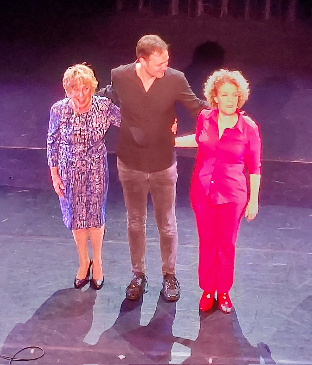 dewolters's tweet photo. Wat een buitengewoon prachtige, humoristische en ontroerende show met Kaandorp en Arean. Het betere Nederlandse lied in optima forma. Oftewel 60 en 40 jaar theaterervaring op een podium. #aanrader #moetjezien #tekstinterpretatie #humor #ontroering https://t.co/9te8KMS74d