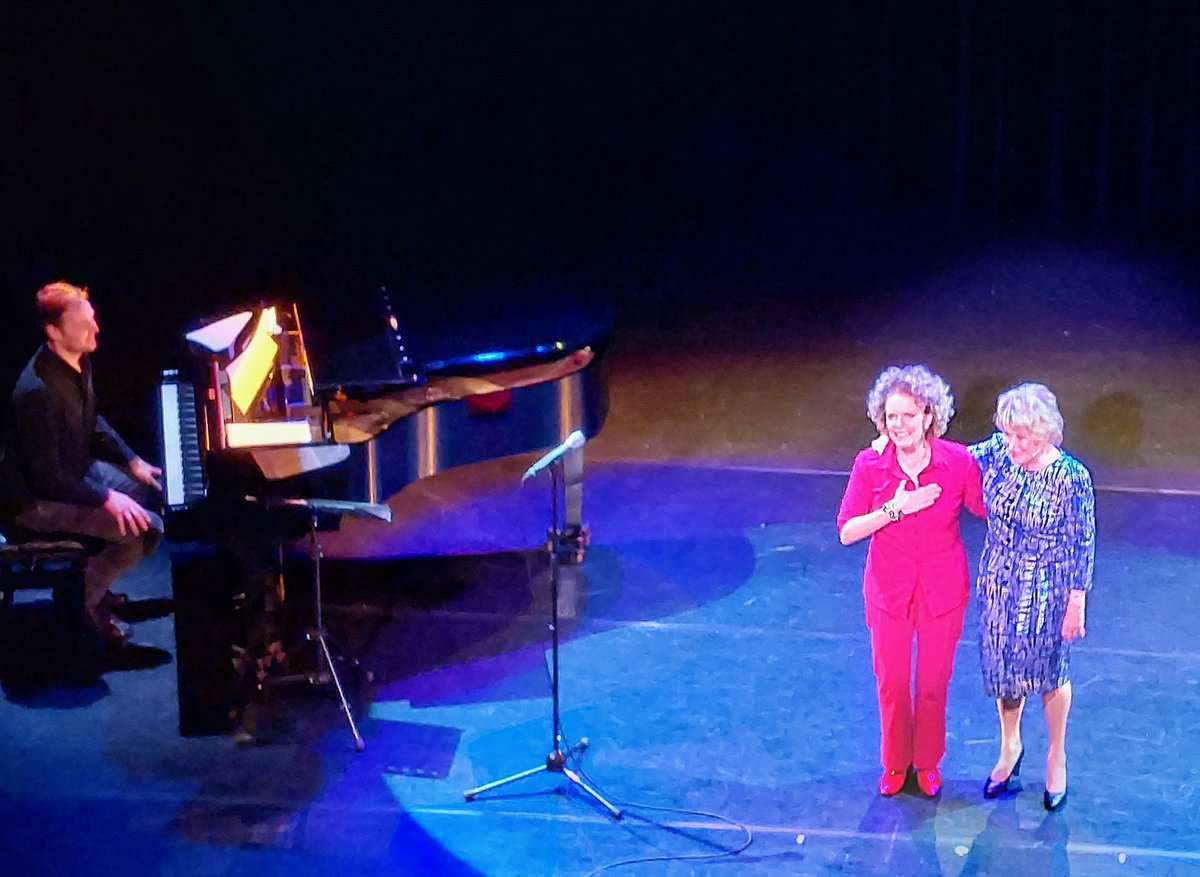 dewolters's tweet photo. Wat een buitengewoon prachtige, humoristische en ontroerende show met Kaandorp en Arean. Het betere Nederlandse lied in optima forma. Oftewel 60 en 40 jaar theaterervaring op een podium. #aanrader #moetjezien #tekstinterpretatie #humor #ontroering https://t.co/9te8KMS74d