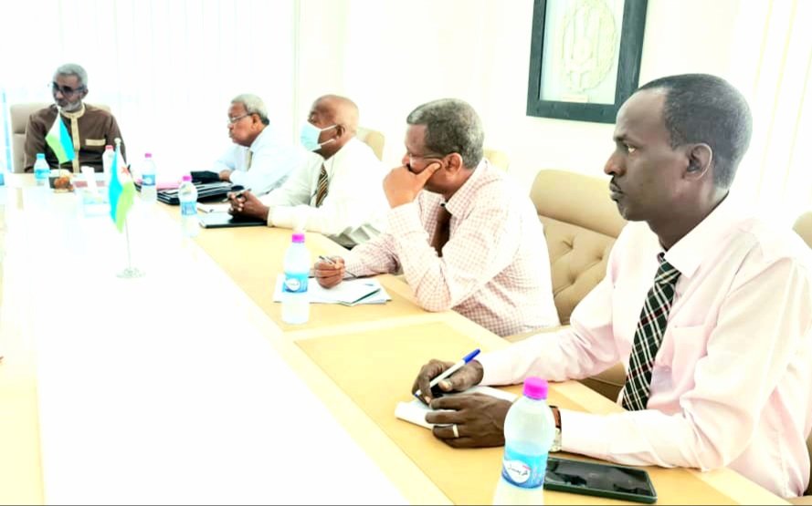 cher_aden's tweet photo. Ce matin, j'ai reçu une délégation de la BM, composée du directeur Régional pour la Région MENA M.Paul Noumba, le représentant de la BM à Djibouti M.Boubacar-Sid.B et M.Khadar Moud, un économiste Djiboutien. Notre discussion a porté sur les perspectives de développement. 🇩🇯 https://t.co/8GABKcRe9Y