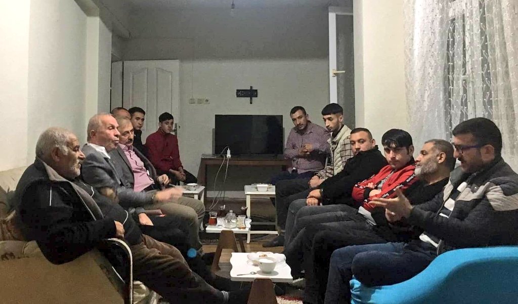 Esentepe mah. ilçe yönetim kurulu üyemiz sn. Anıl Tursun'un organizasyonu ile ilçe Teşkilat başkanımız sn. Ertuğrul Konya'nın hatipliği eşliğinde ev sohbeti gerçekleştirildi.

Bizlerde sıcak yuvasının kapılarını açan ailemize iştirak eden mahalle sakinlerimize teşekkür ederiz.