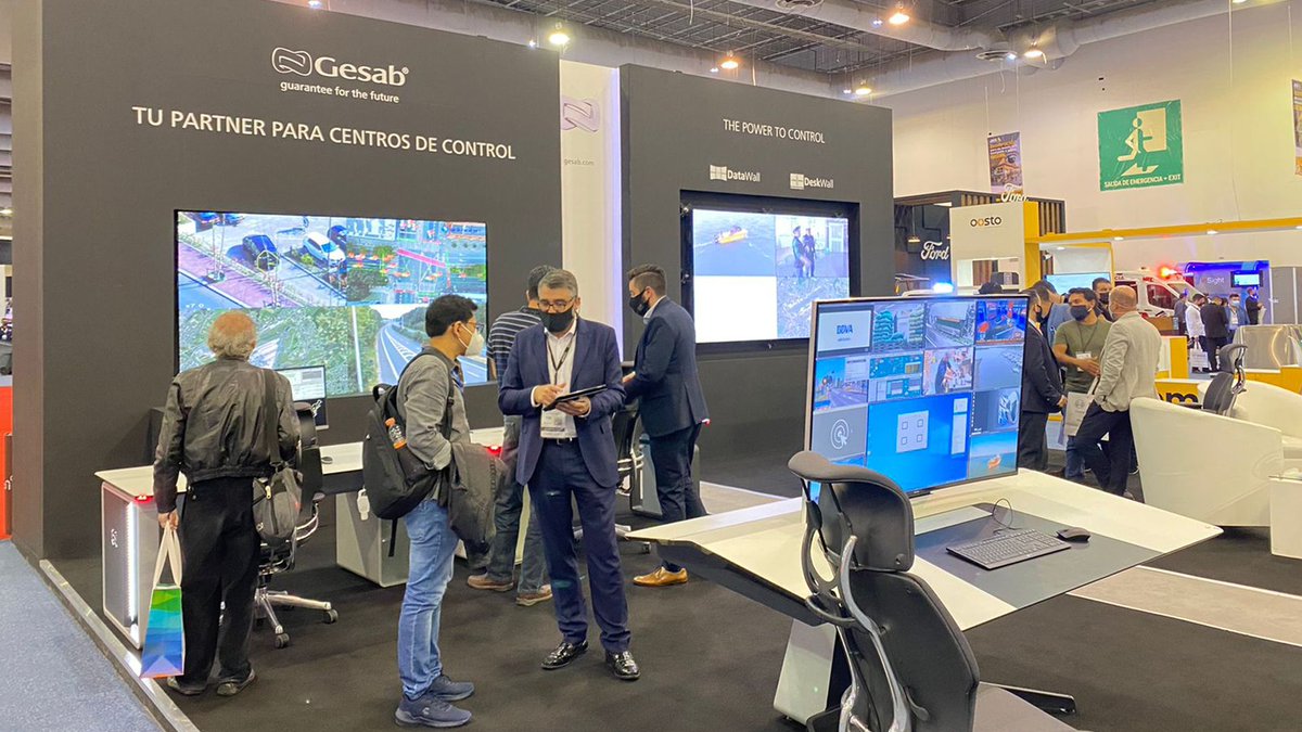 Gesabgroup's tweet image. Seguimos en el stand 1924 de @ExpoSeguridad donde puedes conocer DeskWall, el KVM dinámico de última generación, o el mobiliario técnico más avanzado para centros de monitoreo. ¡Te esperamos! #DeskWall #consolasdecontrol