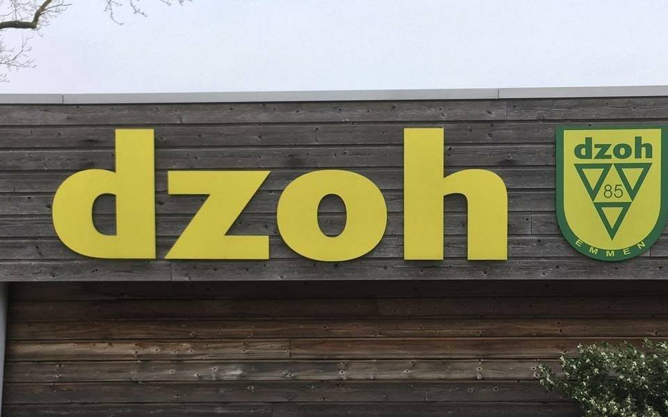 Wakker Emmen is blij met het nieuwe kunstgrasveld voor DZOH. Raadslid <a href="/PascalSchrik/">Pascal Schrik</a>: "We vinden het belangrijk dat onze sportaccommodaties goed op orde zijn." Meer info: bit.ly/3CMpSXv