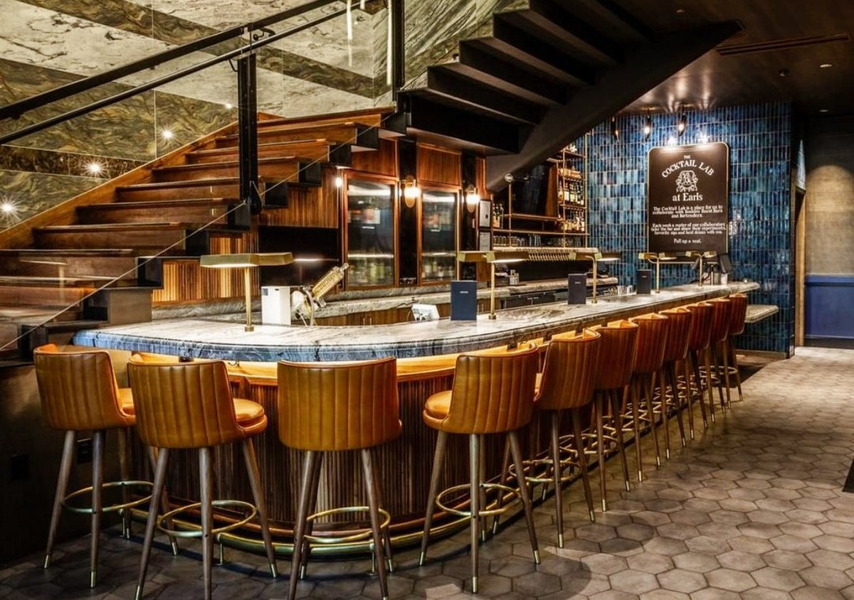 FurnishedQ's tweet photo. Grabbing a bite in the Back Bay 🍽️ 🍹 @earlsboston is just minutes from our Avalon at Prudential location! https://t.co/cBN5nYh6vR