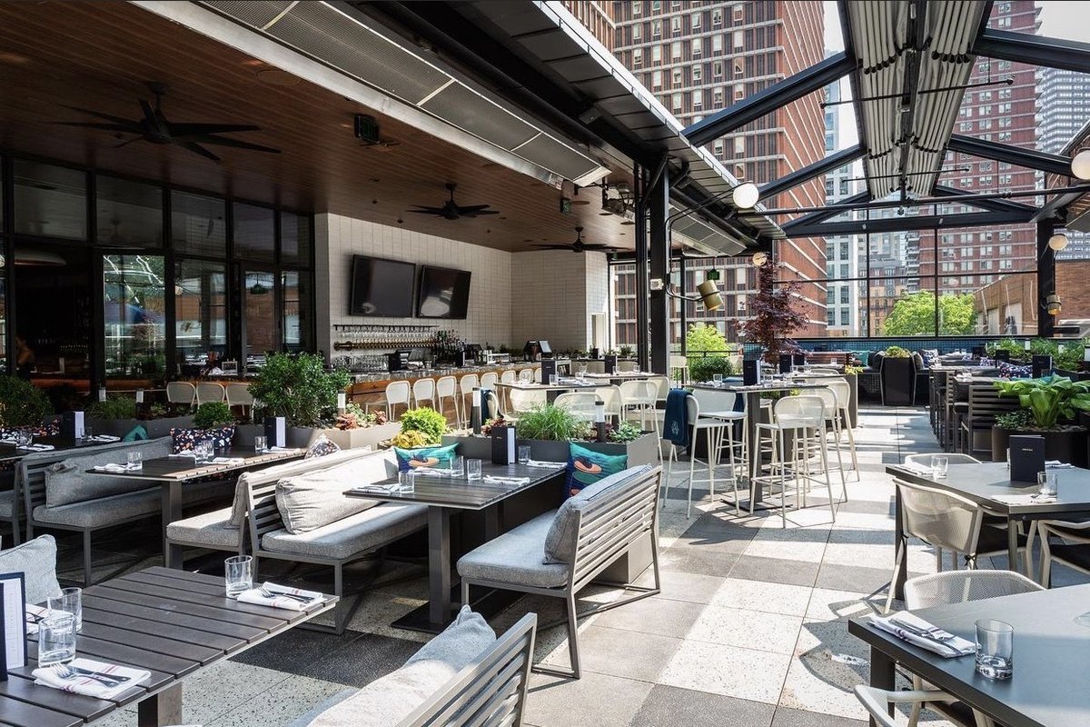 Grabbing a bite in the Back Bay 🍽️ 🍹 @earlsboston is just minutes from our Avalon at Prudential location!