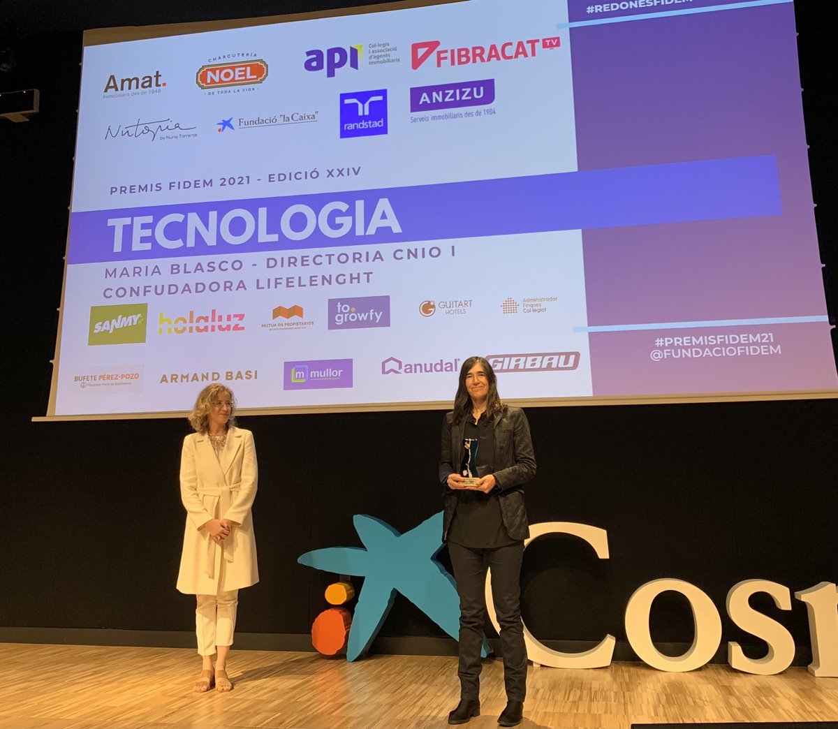 elsa_artadi's tweet photo. Apoderament femení, trencament d’estereotips i dones exemplars als Premis Fidem 2021.
Moltes felicitats a totes les premiades!!! Avui més que mai imprescindible la seva visibilització.
#premisfidem21
#redonesfidem https://t.co/caVOj2FnyL
