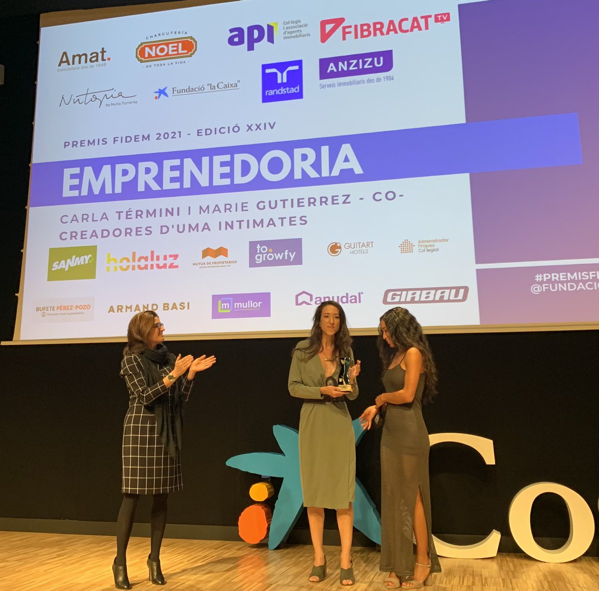 elsa_artadi's tweet photo. Apoderament femení, trencament d’estereotips i dones exemplars als Premis Fidem 2021.
Moltes felicitats a totes les premiades!!! Avui més que mai imprescindible la seva visibilització.
#premisfidem21
#redonesfidem https://t.co/caVOj2FnyL