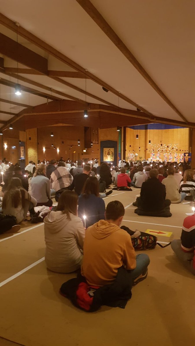 EGennevilliers's tweet photo. J4 pour les #lycéens à @taize :
Ce soir c’est la #prière où l’on célèbre la #résurrection du Christ : les #cierges sont allumés les aux autres et la #lumière propage dans l’église de la réconciliation 
Christ est vraiment #ressuscité ! https://t.co/m21F2q8pTs