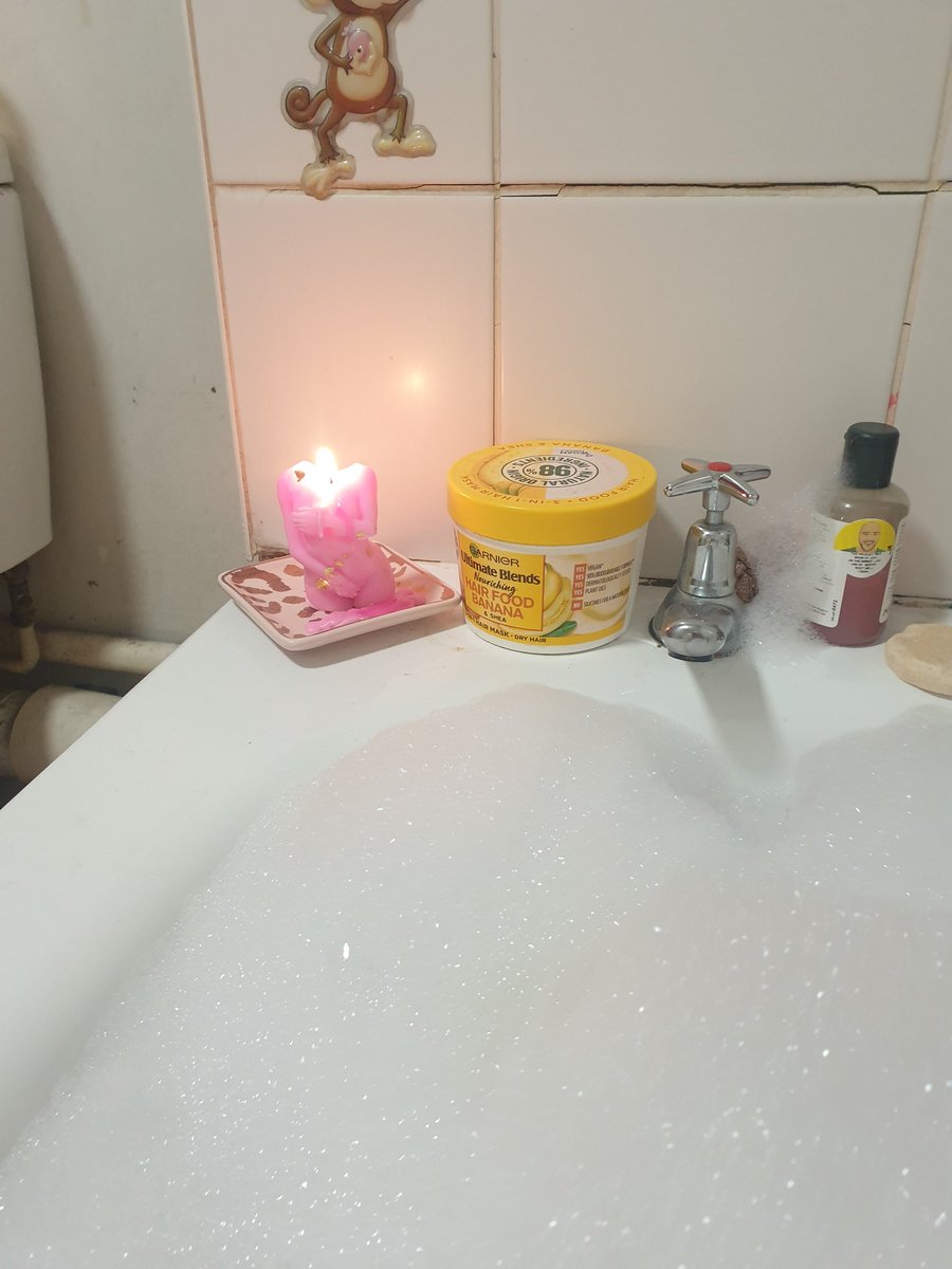 laurawaters5's tweet photo. Some much needed me time and used one of my naked woman candles. #candle #soy #vegan #homemade #lush #bubblebars https://t.co/IIVfciymkJ