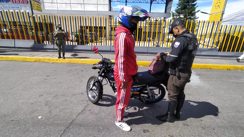 PoliciaEcuador's tweet photo. 🚔Seguimos patrullando en cada sector de #UIO, garantizando la seguridad ciudadana y el orden público.

#PlanRescateEcuador https://t.co/TKmf6vCjjh