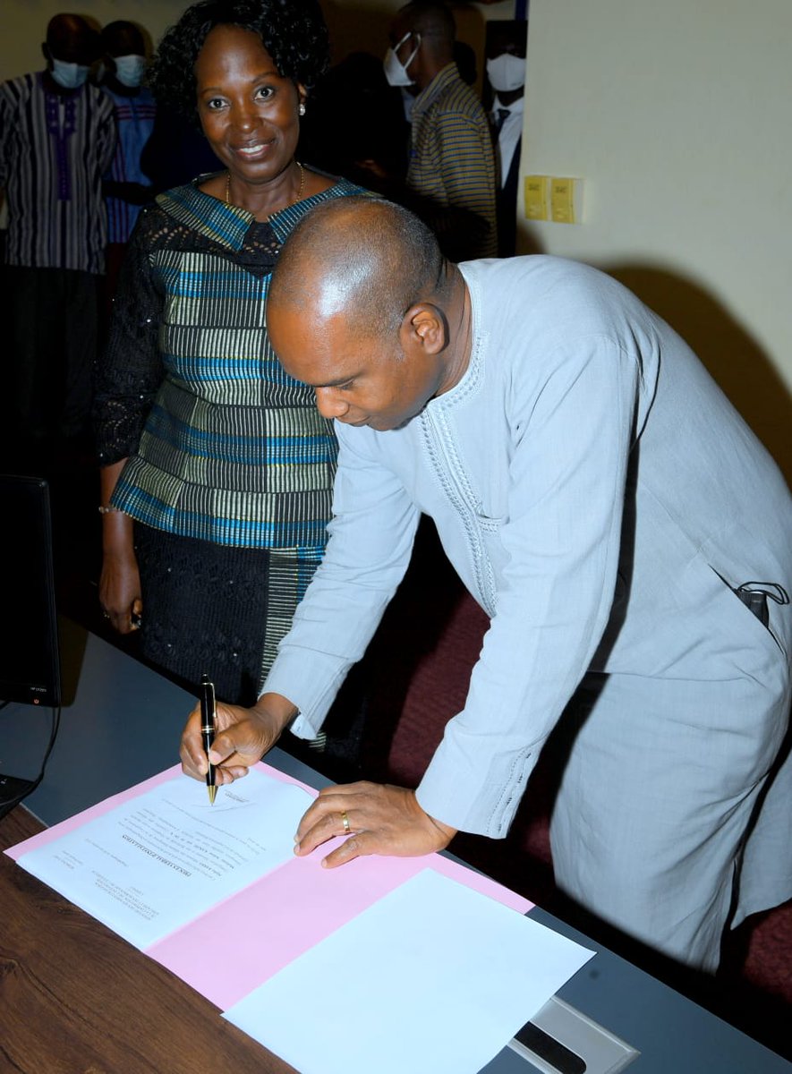 BurkinaMae's tweet photo. C’est désormais l’Ambassadeur #SabineBakyono/Kanzié qui est en charge de la Direction générale de la coopération bilatérale (DGCB). Nommée le 15/09/ dernier, la nouvelle DG a été installée dans ses fonctions ce 04 novembre par le ministre #AlphaBarry.
https://t.co/eshZbIzCUF https://t.co/d2zq8NSrAI