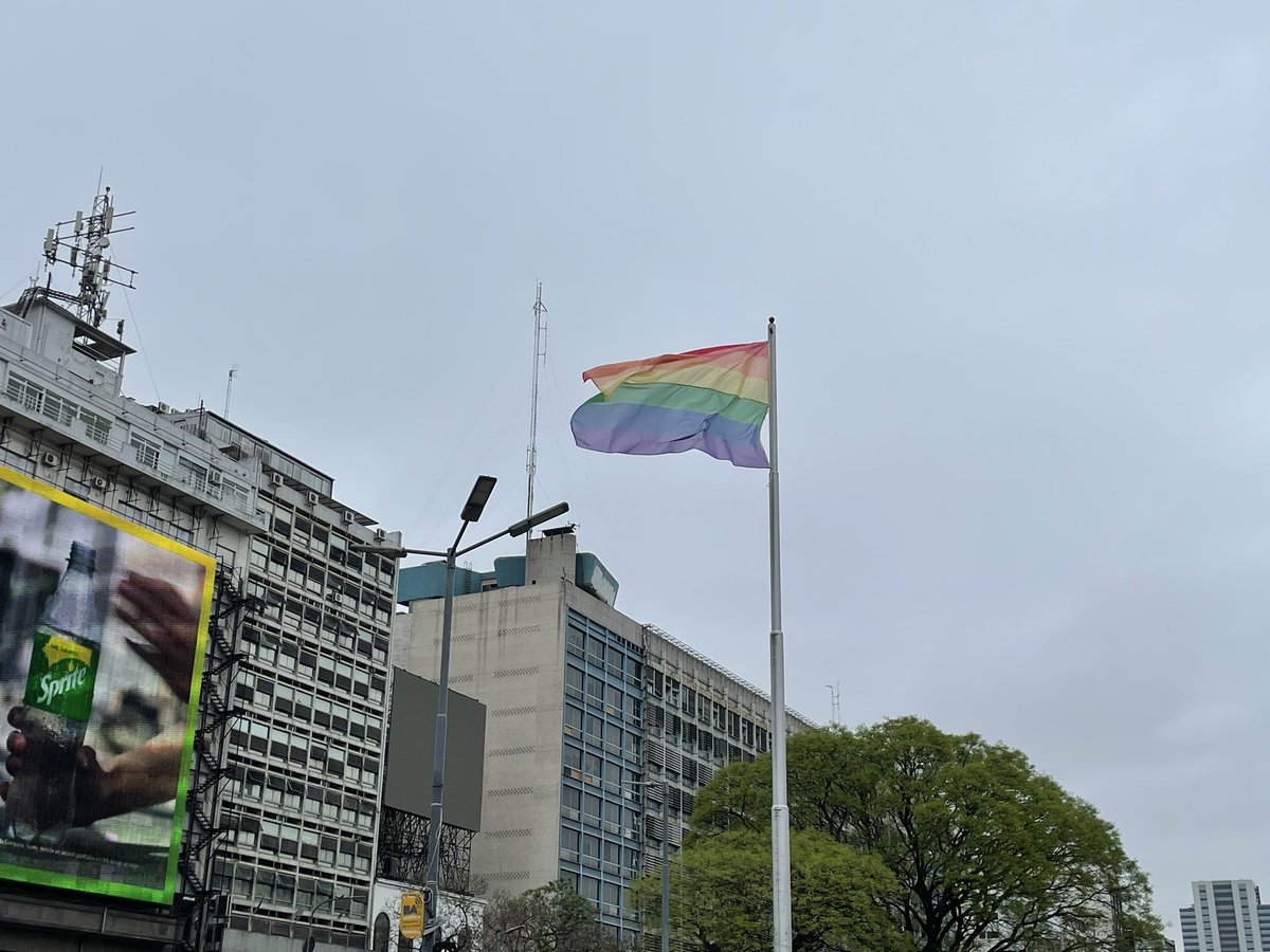 CynthiaHotton's tweet photo. El Gobierno de Larreta hizo que bajen la Bandera Argentina que nos une a todos, para enarbolar la LGTB en CABA. Lo mismo van a hacer en la Provincia de Buenos Aires y el resto del país. Detengamos la #IdeologíaDeGénero
Votá #MasValores https://t.co/ViX1mFFUVh