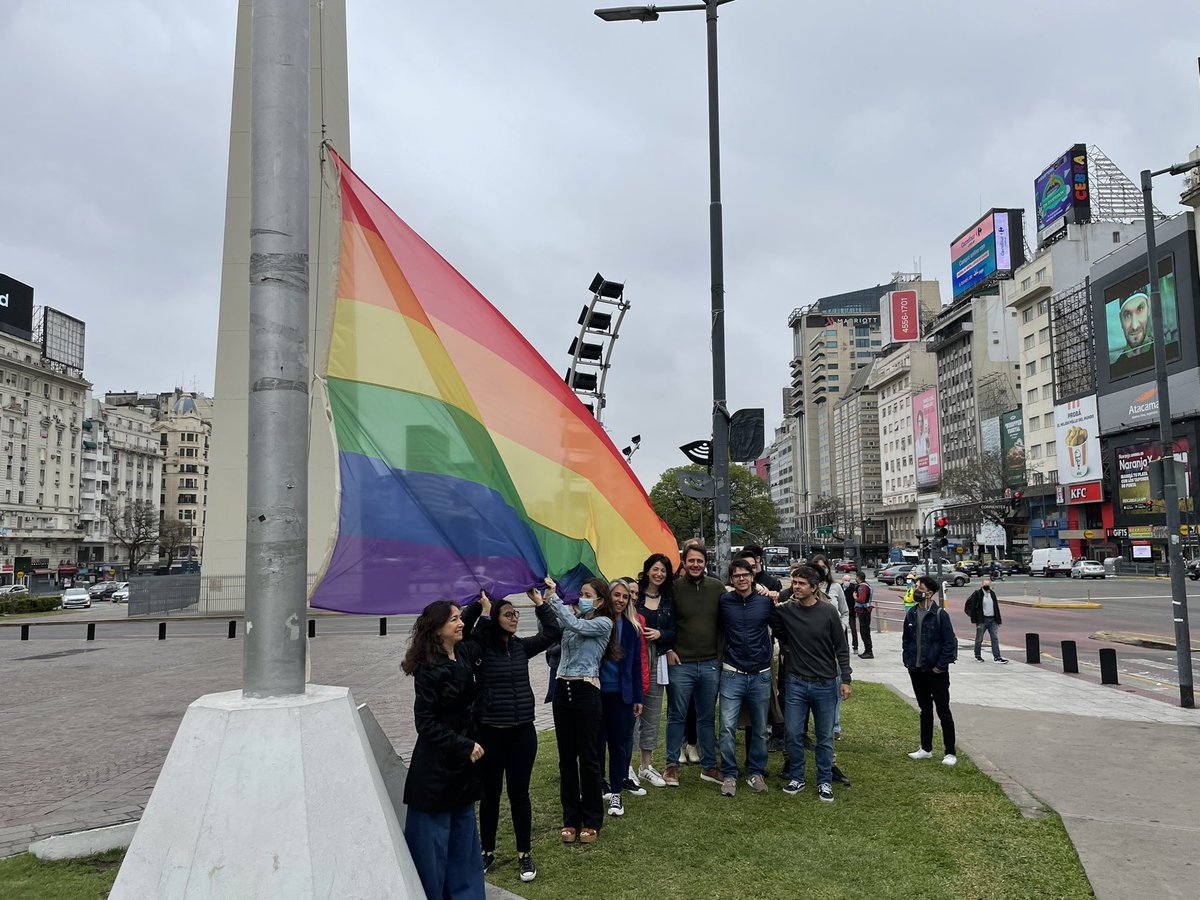 CynthiaHotton's tweet photo. El Gobierno de Larreta hizo que bajen la Bandera Argentina que nos une a todos, para enarbolar la LGTB en CABA. Lo mismo van a hacer en la Provincia de Buenos Aires y el resto del país. Detengamos la #IdeologíaDeGénero
Votá #MasValores https://t.co/ViX1mFFUVh