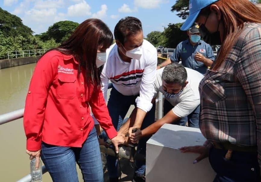 josemvasquez's tweet photo. Hemos dado apertura a las compuertas de la Represa de Calabozo, para iniciar oportunamente el ciclo de siembra Norte Verano 2021- 2022 del rubro arroz, en compañía de la viceministra del Agua, Yesenia Moreno y Maria Luisa Contreras, 
Presidenta del Inder.

#GuáricoTieneConQué https://t.co/w4sEKzPiew