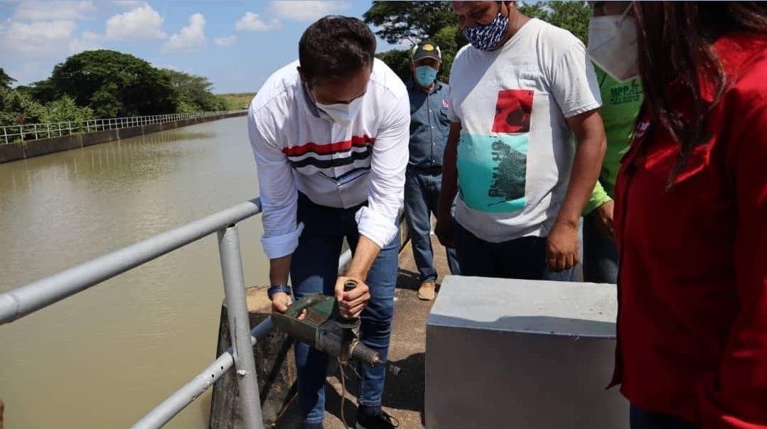 josemvasquez's tweet photo. Hemos dado apertura a las compuertas de la Represa de Calabozo, para iniciar oportunamente el ciclo de siembra Norte Verano 2021- 2022 del rubro arroz, en compañía de la viceministra del Agua, Yesenia Moreno y Maria Luisa Contreras, 
Presidenta del Inder.

#GuáricoTieneConQué https://t.co/w4sEKzPiew