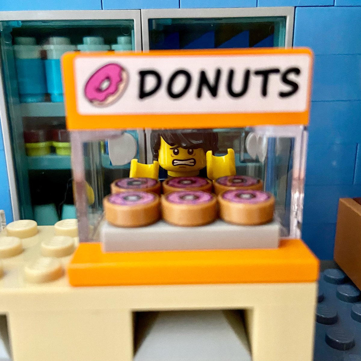 I shouldn’t do it…I won’t do it… 😍🍩😰 No debería hacerlo…No lo haré… 
#rebuildtheworld #legodonuts #legominifigs #legoislife #lego #afol #legoseverywhere #lego365 #legofood #brickcentral #legoinrealworld #iloveminifigures #legography #legomaniac #bricknetwork <a href="/LEGO_Group/">LEGO</a>