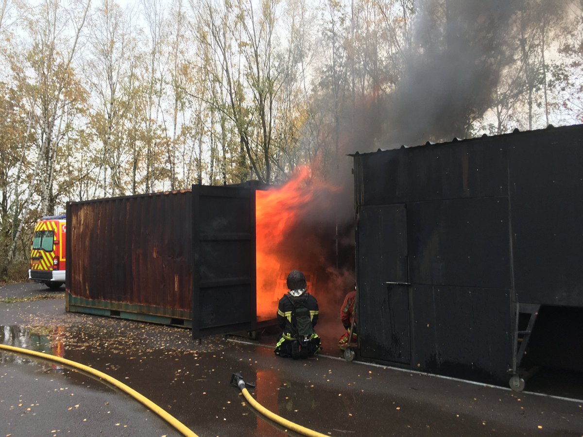 Brandinspekteu1's tweet photo. Real-Brandcontainer des @SDIS57 in Crehange, Vorführung im Rahmen der Vorstellung des Projektes #academos gemeinsam mit den Kameraden des @CGDISlux und der Zone Luxembourg aus Belgien. Interessante Einblicke und Anregungen #Interred #transfrontalier https://t.co/u45MiOkbBW