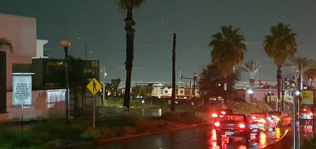 aureliomty's tweet photo. @ServPublicosMty Luminarias apagadas en av. Cumbres Elite y Alejandro de Rodas, ya tienen mucho tiempo sin funcionar. https://t.co/YySGiWoK8X