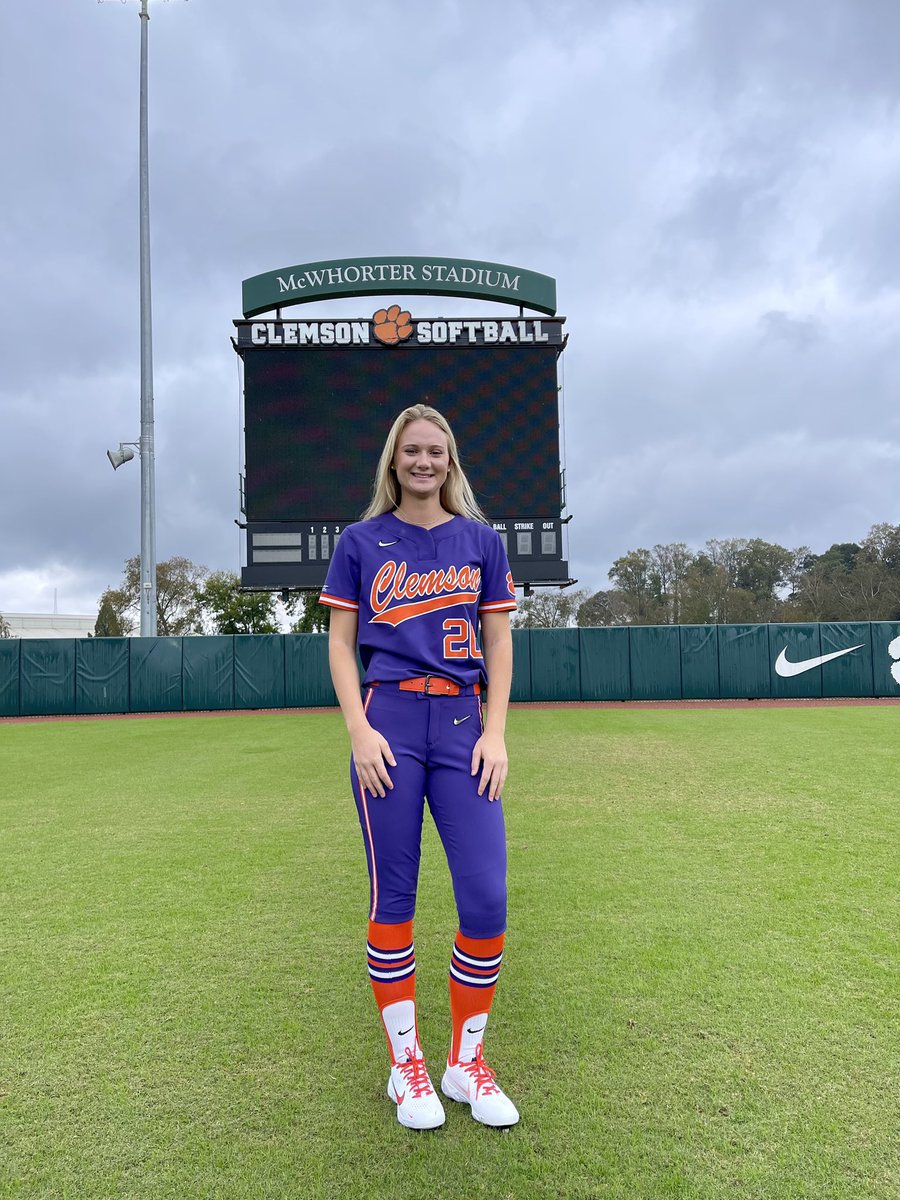 MarenaKnowles's tweet photo. FINALLY!!! Big thanks to all the coaches, staff, and players for making this official visits possible! So excited to call this place home for the next 4 years!!!💜🧡🐅 @rittmanjohn @cbreault12 @ClemsonCoachKJ @jeanniemclemson @ecb18uSchnute https://t.co/KY71XWasyV