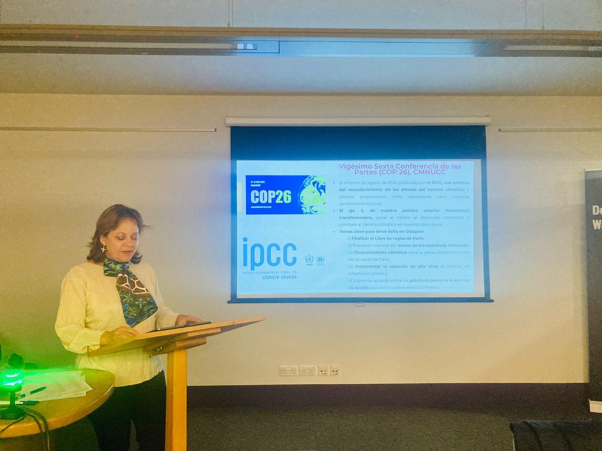 KCLMexicanSoc's tweet photo. Muchas gracias a la Subsecretaria @marthadelgado por venir a King’s College a dialogar con estudiantes mexicanos de Reino Unido. #Kings #MexSoc #COP26 ♻️🌎 @MexSoc_UK @Embamexru https://t.co/XerUSbBDRC