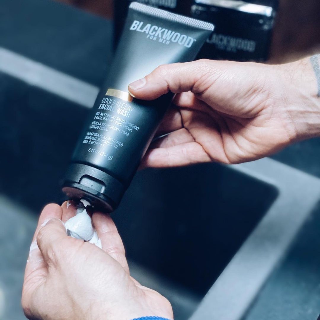 Blackwoodformen's tweet image. Keep your cool as winter dryness closes in ❄️ Our #CoolingClay Facial Wash has natural moisturizers &amp;amp; skin savers that help to restore &amp;amp; protect your face from the elements 🛡
Click bottle or bio 🔝 to learn more #CleanseRestoreProtect 💦🛠🛡