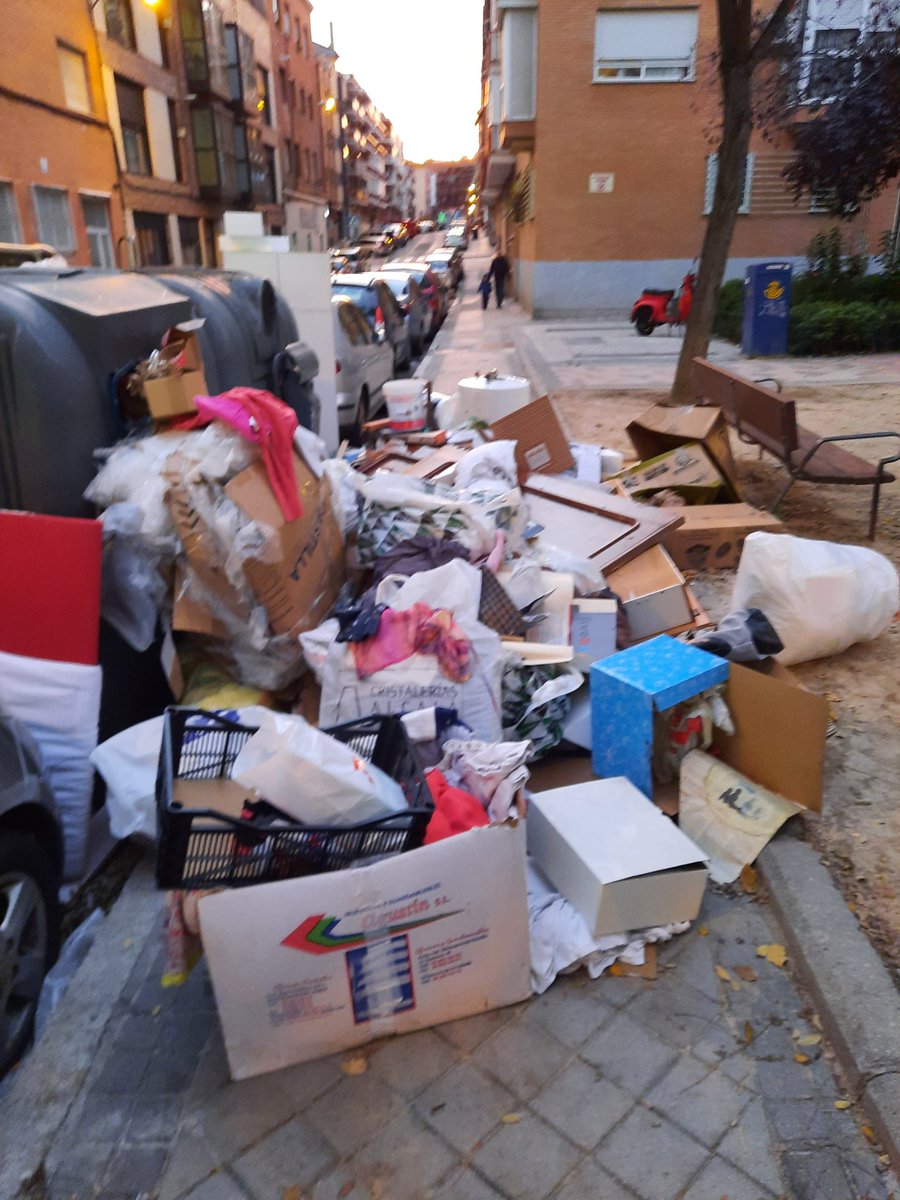 EstherArroyo's tweet photo. Ya no se puede ni andar por las aceras. ¿Ya está bien, no @MADRID @AlmeidaPP_ ? Que nos come la mierdaaaaaa. 
@Lineamadrid @AscoMadrid #CiudadLineal #limpieza 
Más 👇 https://t.co/C9IAwKZXbt