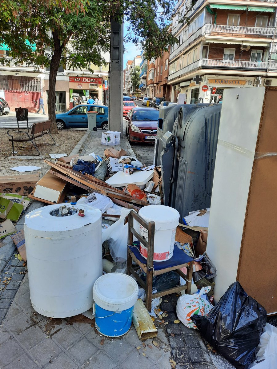 EstherArroyo's tweet photo. Ya no se puede ni andar por las aceras. ¿Ya está bien, no @MADRID @AlmeidaPP_ ? Que nos come la mierdaaaaaa. 
@Lineamadrid @AscoMadrid #CiudadLineal #limpieza 
Más 👇 https://t.co/C9IAwKZXbt