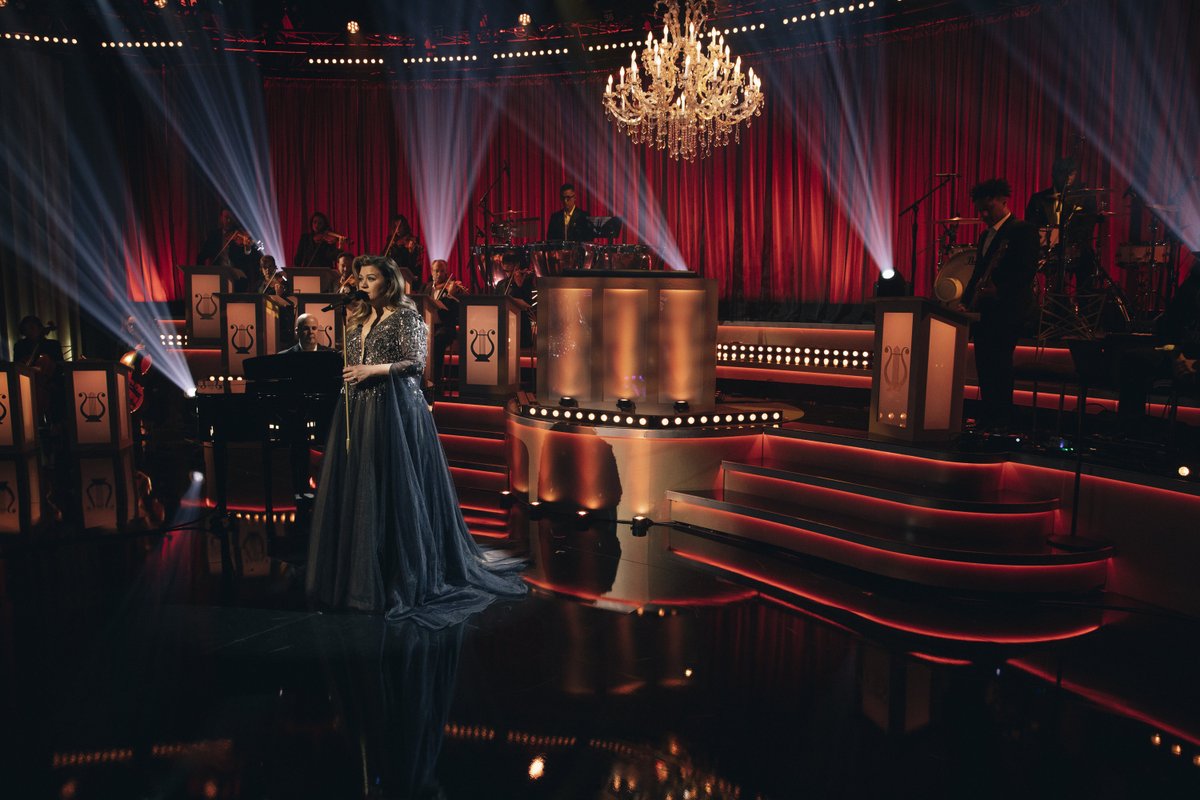 kellyclarkson's tweet photo. It’s official y'all!! I’m bringing the holiday spirit right to your home with my very own holiday spectacular!!! 📺🎄“Kelly Clarkson Presents: When Christmas Comes Around” will air December 1st at 10PM ET/PT on @NBC - and I'm inviting some special guests to join me, too! https://t.co/36QX2joC0M