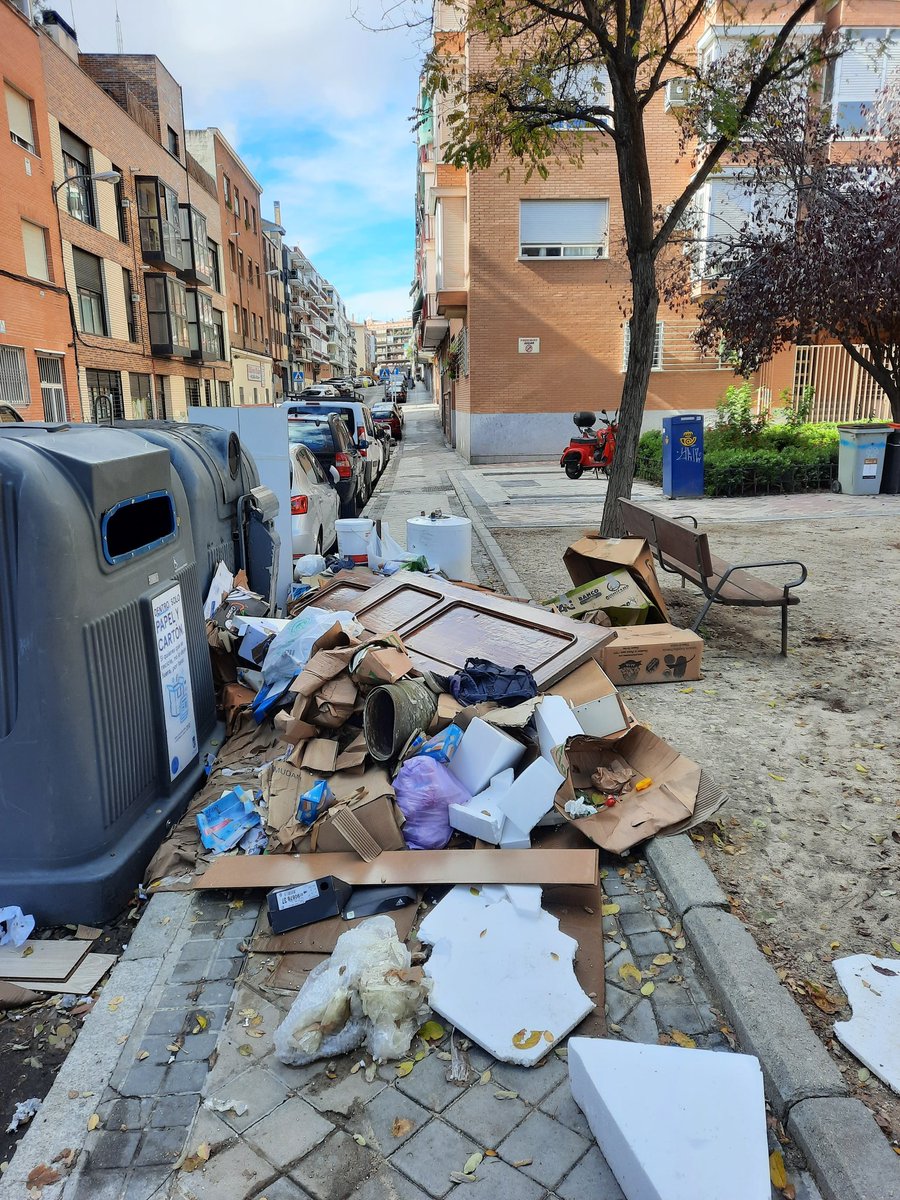 Ya no se puede ni andar por las aceras. ¿Ya está bien, no <a href="/MADRID/">Ayuntamiento Madrid</a> <a href="/AlmeidaPP_/">José Luis Martínez-Almeida</a> ? Que nos come la mierdaaaaaa. 
<a href="/Lineamadrid/">Línea Madrid</a> <a href="/AscoMadrid/">Madrid Da Asco</a> #CiudadLineal #limpieza 
Más 👇