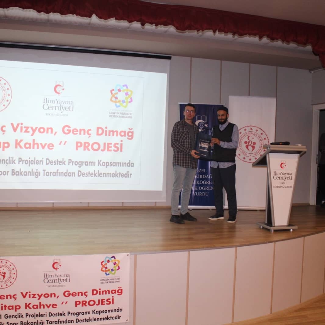 ''Üniversite Sonrası Ne Olacak'' adlı konferansımız; Araştırmacı Yazar Samet Öztürk hocamızın sunumuyla gayet güzel ve verimli geçmiştir. Program sonunda değerli hocamıza hediye takdim edilmiştir.Katılım gösteren kardeşlerimize teşekkür ederiz.
.
.
.
#ilimyaymacemiyeti #tekirdağ