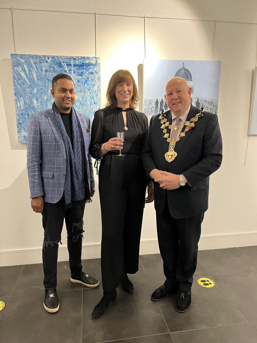 Good to visit 508 Gallery on Kings Road this evening to see pre-view of solo exhibition by artist Jo Holdsworth. Encouraging to see local businesses busy and successful.