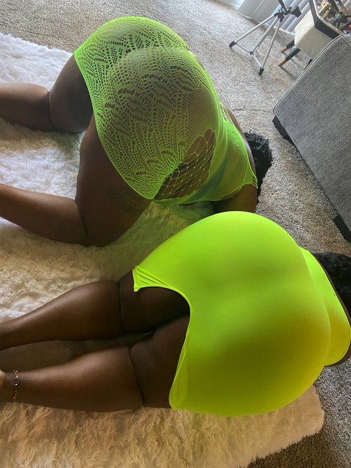 Girl on Girl Thong Thursday!!!&rsquo; https://t.co/ljTrq66YbC<a href="/tag/feet"class="tags"><span>#feet</span></a><a href="/tag/barefoot"class="tags"><span>#barefoot</span></a><a href="/tag/foot"class="tags"><span>#foot</span></a><a href="/tag/pedicure"class="tags"><span>#pedicure</span></a><a href="/tag/toes"class="tags"><span>#toes</span></a><a href="/tag/prettyfeet"class="tags"><span>#prettyfeet</span></a>