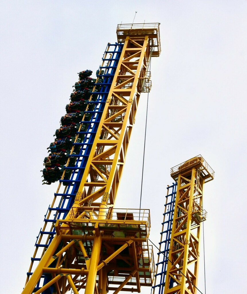 FzpWeltDe's tweet photo. Stuntfall im spanischen @parquewarner bei Madrid ist einer der spektakulärsten und intensivsten Shuttle Coaster in Europa und einer der wenigen Giant Inverted Boomerang von #vekoma
Werbung, da Verlinkungen.
#parquewarner #parquewarnerbros #stuntfall #g… https://t.co/jYkZzpiPTd https://t.co/61puiAxAyL