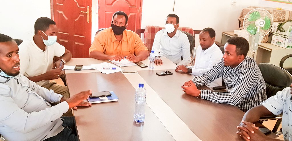 BarkhadXaamud's tweet photo. Wasaaradda arrimaha gudaha iyo UNHCR ayaa maanta tababar u soo xirtay guddiyada qaxootiga iyo Magangalyo  doonka Bosaso ee ku guuleystay doorashadii qof iyo codka ahayd.
@UNHCRSom @MOIFAD https://t.co/T2o7RDAmyn