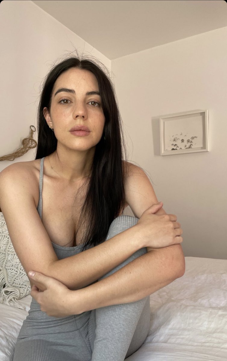 elenarosegraham's tweet photo. firmly believe that harry only took this photo of me for my cleavage but whatever i look hot so it goes on twitter  💛 https://t.co/uRgnHxovAt