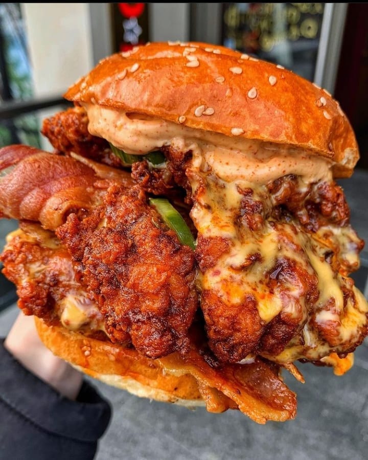 firstwefeast's tweet photo. You eating or passing? #FEASTAGRAM

@bigshot_burgerking/IG https://t.co/ZSG5PtbrN9