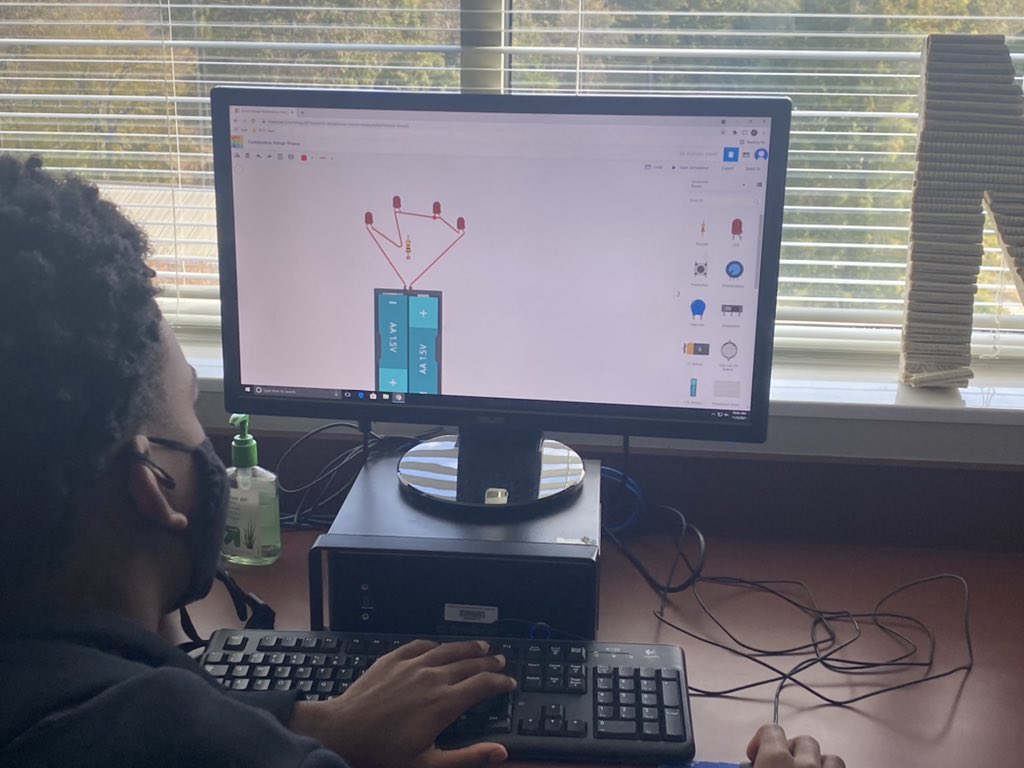 fredcroogerX's tweet image. Tinkering with @tinkercad so they don’t blow up my #arduinos lol #myncca