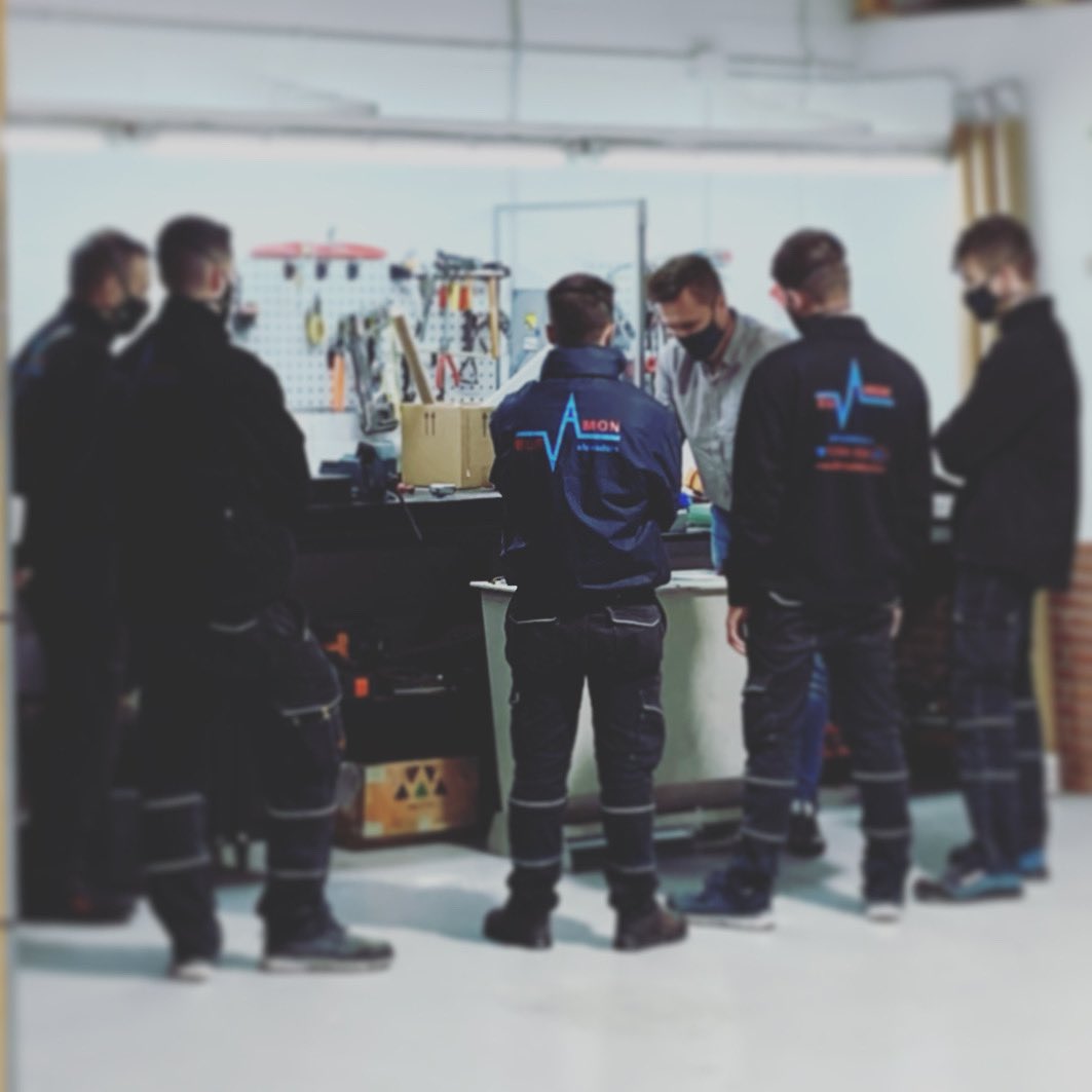 elevamon_of's tweet image. Apostamos por la formación desde la base y continua. Todos ellos empezaron con nosotros haciendo prácticas y ahora son técnicos de nuestra plantilla… y SI, estamos MUY orgullosos de ellos 😁💪🏼