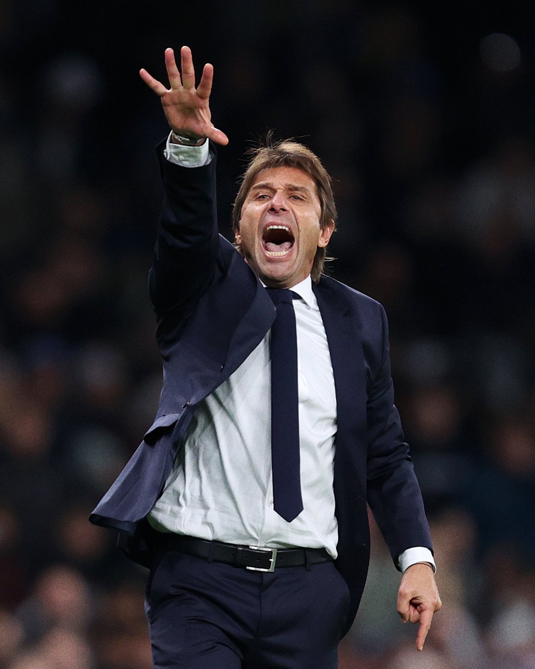 Tottenham vs Vitesse: Antonio Conte screams on the touchline after the game gets too violent