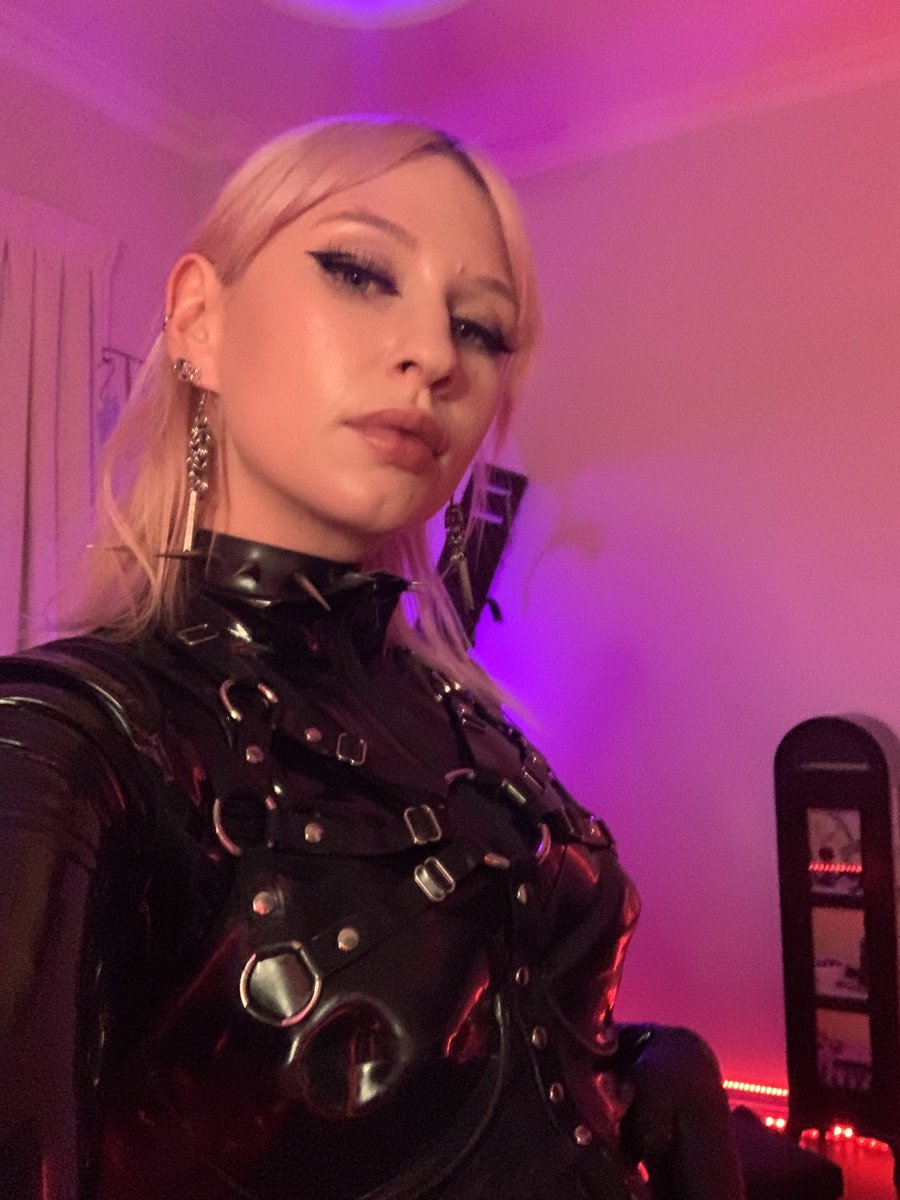 MistressOphelia's tweet photo. Layered to perfection in latex https://t.co/x9CuW71zTO
