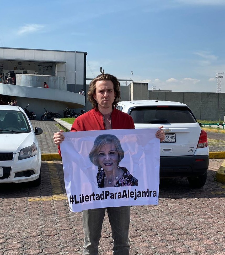 gcastillocuevas's tweet photo. Hoy visité a la persona que más quiero en el mundo.

Hace 384 días, Gertz Manero la robó de nuestras vidas y más tarde pretendió encarcelar a mis hermanos y a mi con un delito fabricado.

Lo vuelvo a decir: es un honor luchar por ti Má.

Hasta el final ❤️

#LibertadParaAlejandra https://t.co/EfyMsRV52P