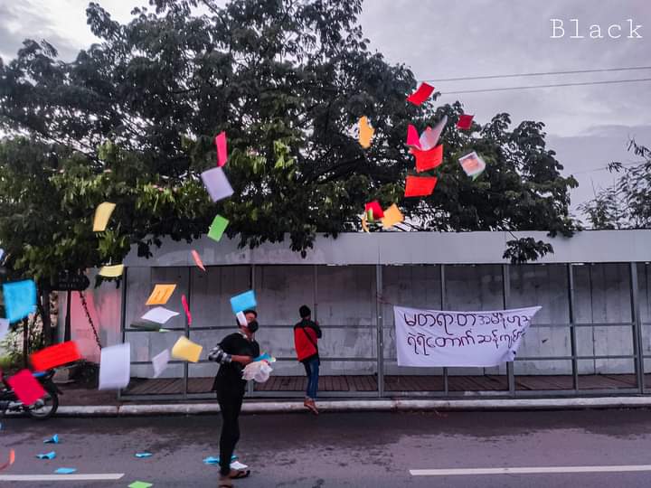 silverqueen9472's tweet photo. Protesters from Industrial zone strike lead anti-military movements by putting up banner on public area and scattering pamphlets on the roads of Mandalay. 

LEGALIZATION OF NUG

#Nov5Coup
#WhatsHappeningInMyanmar https://t.co/CdoqyRfT5u