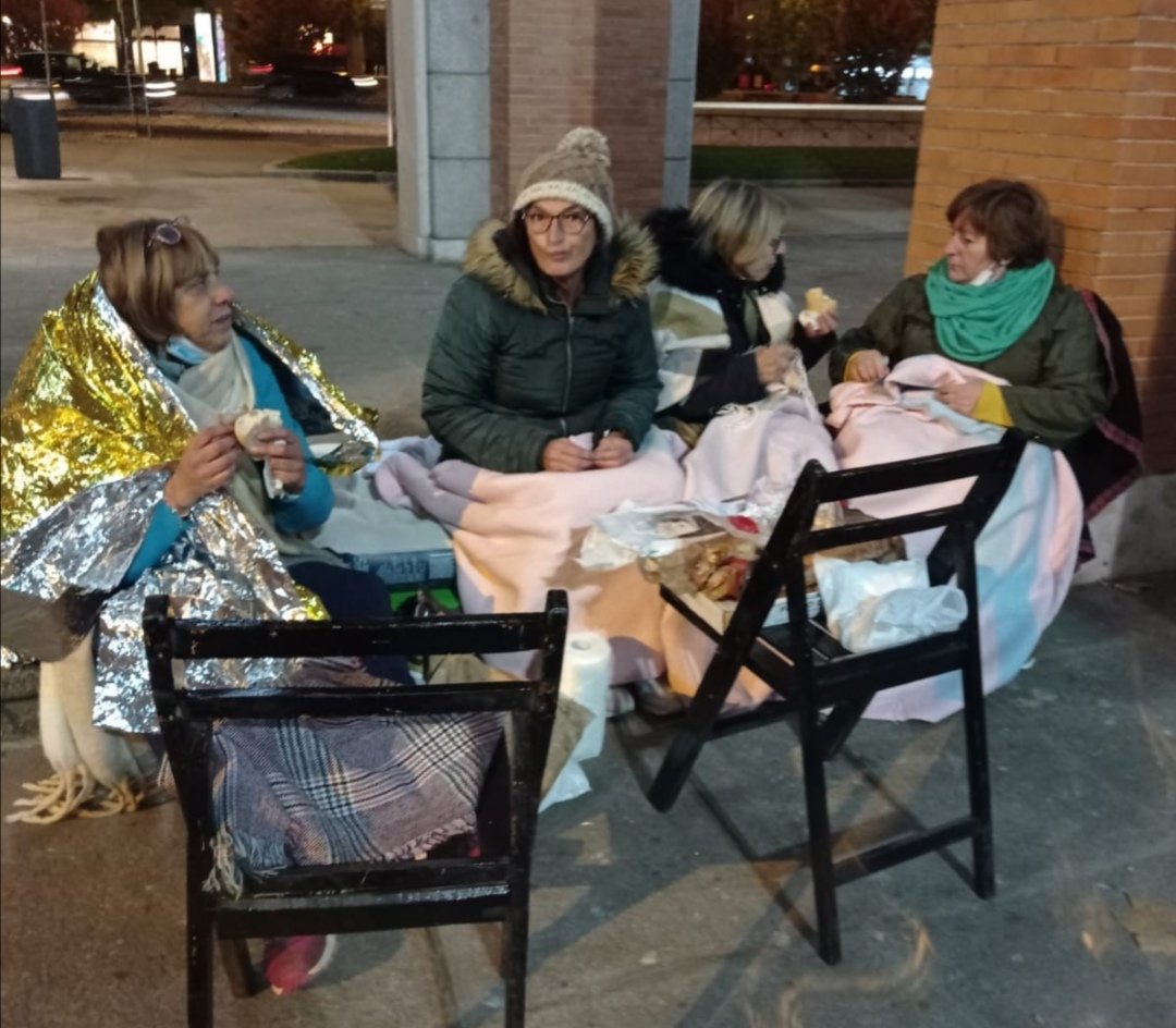 Cogiendo fuerzas para otra gélida noche frente al <a href="/empleogob/">Ministerio Trabajo y Economía Social</a> y ahí seguirán hasta que se las escuchen #SADEsencialesNuncaMasOlvidadas <a href="/UnitariaA/">Plataforma Unitaria Auxiliares S.A.D</a> <a href="/UnionDeLuchas/">#UNIÓNDELUCHAS #ActivismoDigital</a> <a href="/e_nasarre/">Eva Nasarre</a> <a href="/osoigocom/">Osoigo.com</a> <a href="/InfocomS/">Infocomunicación</a> <a href="/TSanitariosc1/">Plataforma independiente de técnicos sanitarios c1</a> <a href="/PodemosXixon/">Podemos Xixón</a> <a href="/laskellysast/">laskellysasturias</a>
