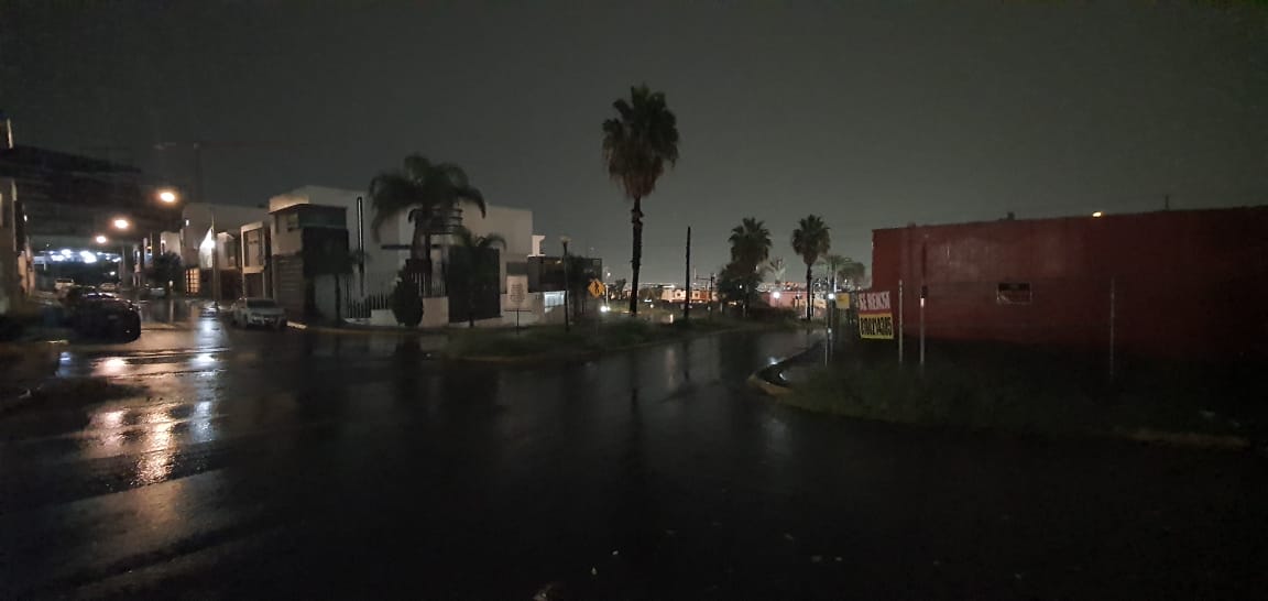 aureliomty's tweet photo. @Cicmty @ServPublicosMty luminarias rotas y apagadas en AV. Cumbres Elite casi con Alejandro de Rodas.  Ya tienen mucho tiempo sin encender https://t.co/eeXzqVCNtS