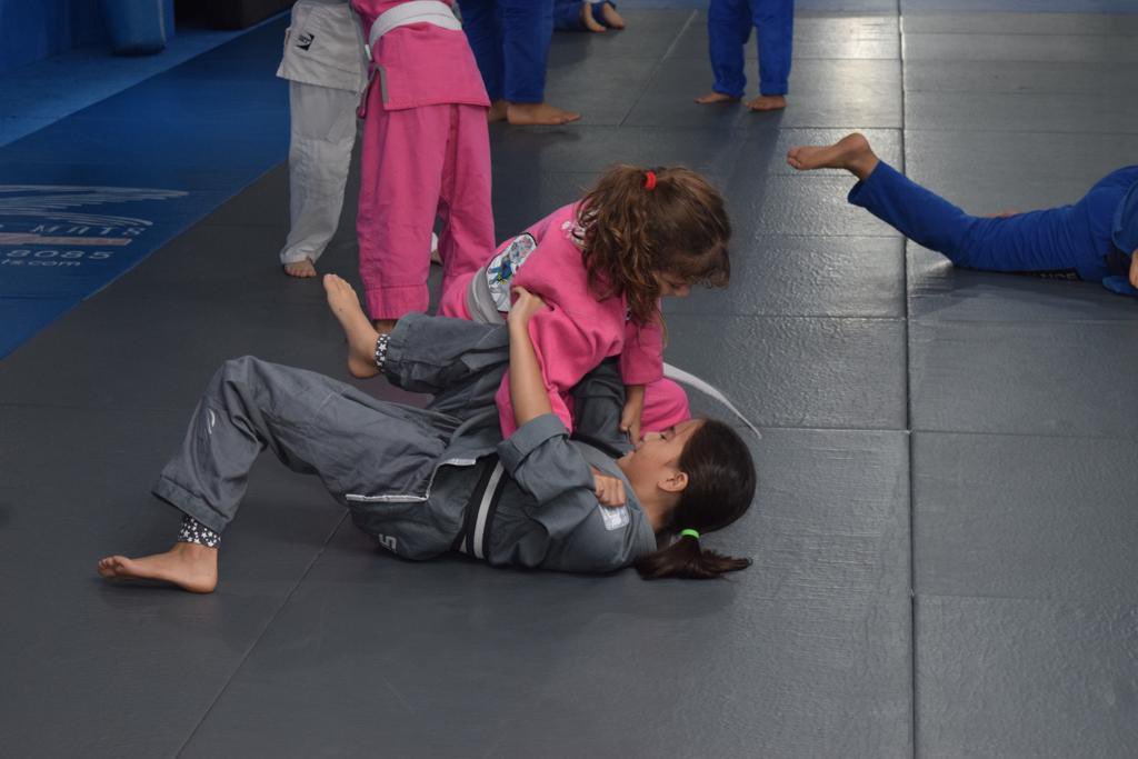 DeporteEc's tweet photo. El club de jiu jitsu de la @LigaDeportivaE1 cuenta con exponentes de la talla de Julieta Díaz, Canila y Jorge Di Pierro, Samantha Sáenz, Juan Diego Rengifo, Supercampeones del Circuito Ecuatoriano de Jiu Jitsu Brasileño 2021. 

#JuntosLoLogramos 
#GobiernoDelEncuentro 

🇪🇨🤜🏽💥🤛🏽 https://t.co/1fq0AttU2U
