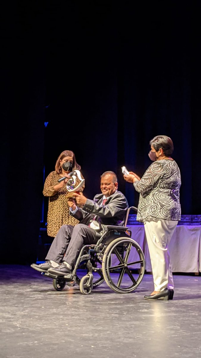 Uno de los momentos más emotivos del acto de celebración del 25 aniversario del #HPoniente ha sido el reconocimiento a todos los profesionales de la Salud por su extraordinaria entrega y dedicación durante la pandemia. El agradecimiento es mutuo. Juntos #SomosPoniente