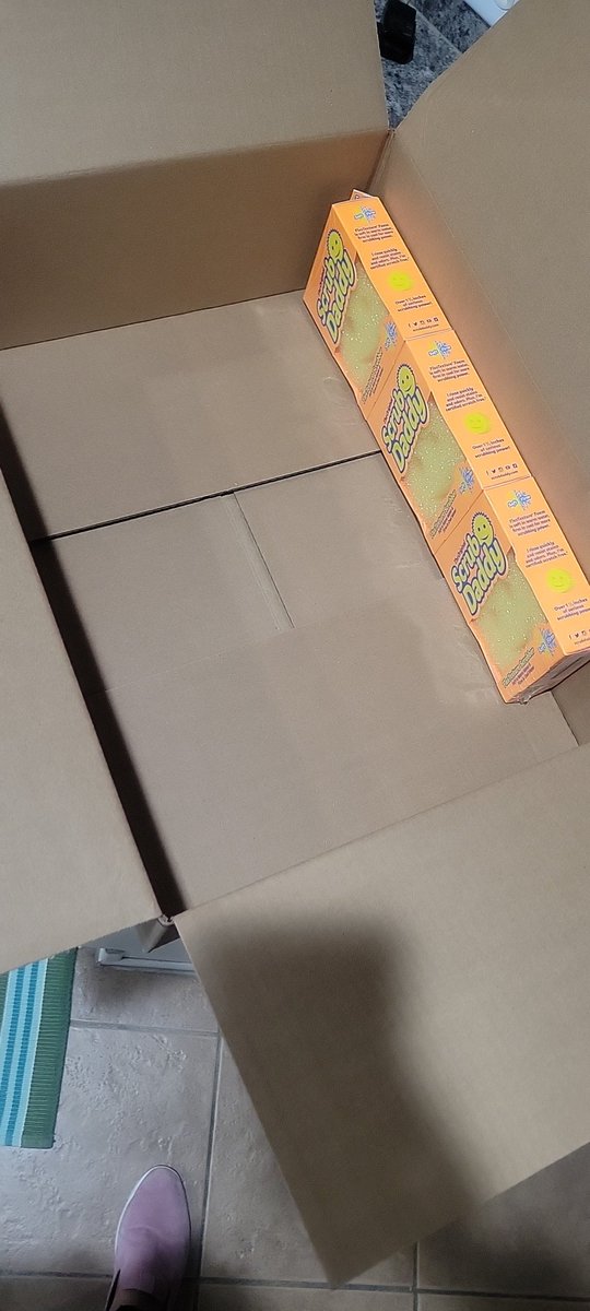ccnaranjoc's tweet photo. @amazon really???? You guys have a problem.... #box #Packaging #amazonboxsize https://t.co/1kKIKRBeJX