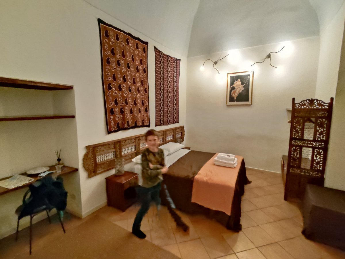 teljessegfele's tweet photo. Állítólag ez a lepusztult épület püspöki palota volt, gradiózussága kiadja. Nápoly forgata, lepusztultsága, mint Közel Kelet... https://t.co/suaEXGBcxj